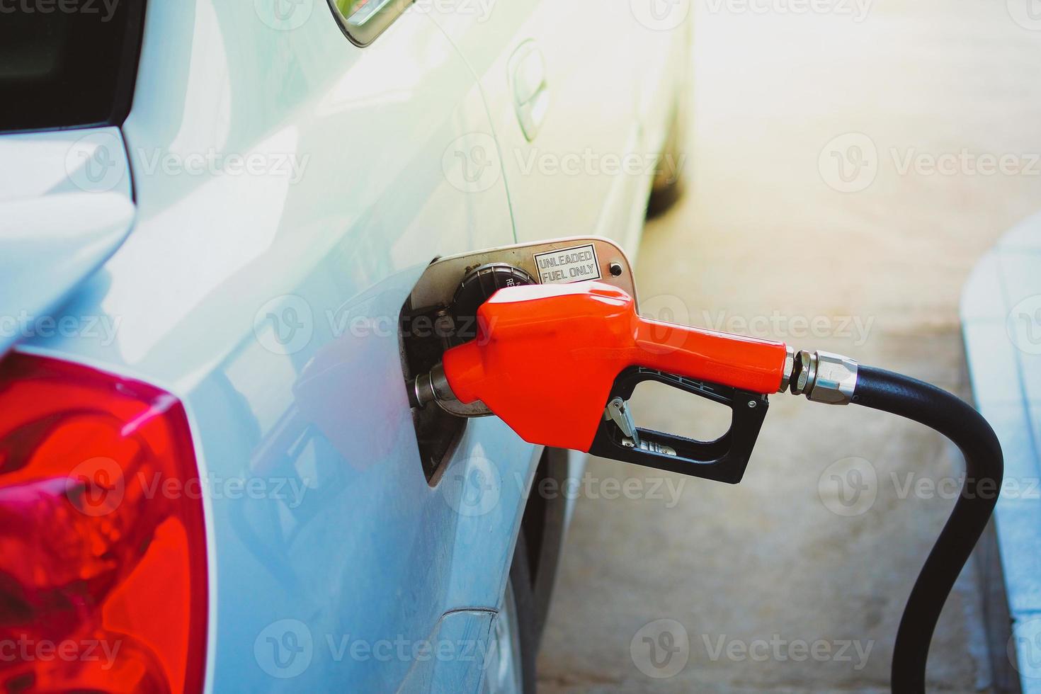 boquillas de gasolineras. coches que están repostando en la gasolinera. el concepto de precios de los combustibles ha cambiado. foto