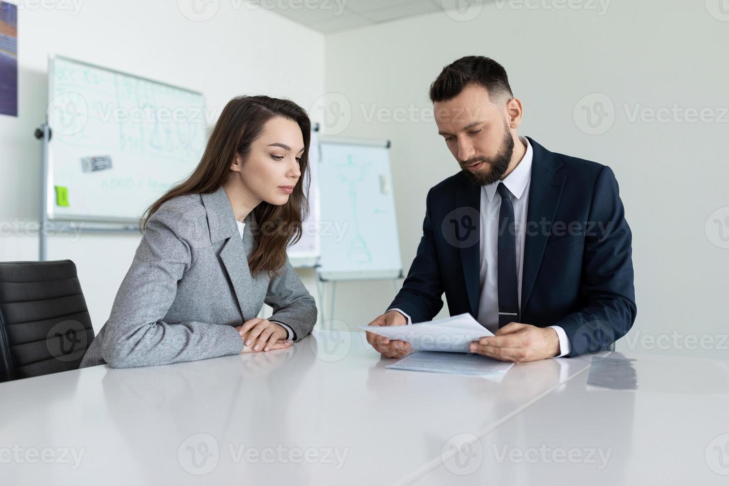 trabajadores agrícolas estudiando un documento sentado en una mesa en una sala de reuniones foto