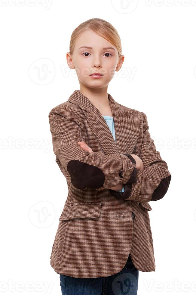 pequeño líder confiado. niña confiada en ropa formal con los brazos  cruzados mientras está de pie aislado en blanco 13497820 Foto de stock en  Vecteezy