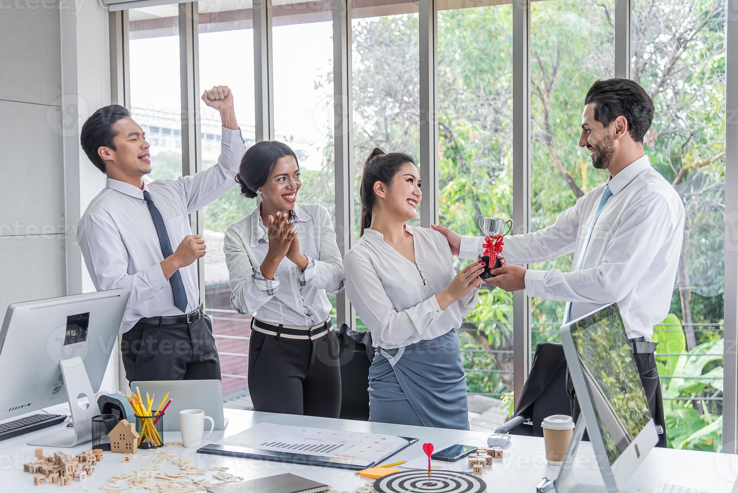 boss presented an award for outstanding female employees, colleagues congratulated photo