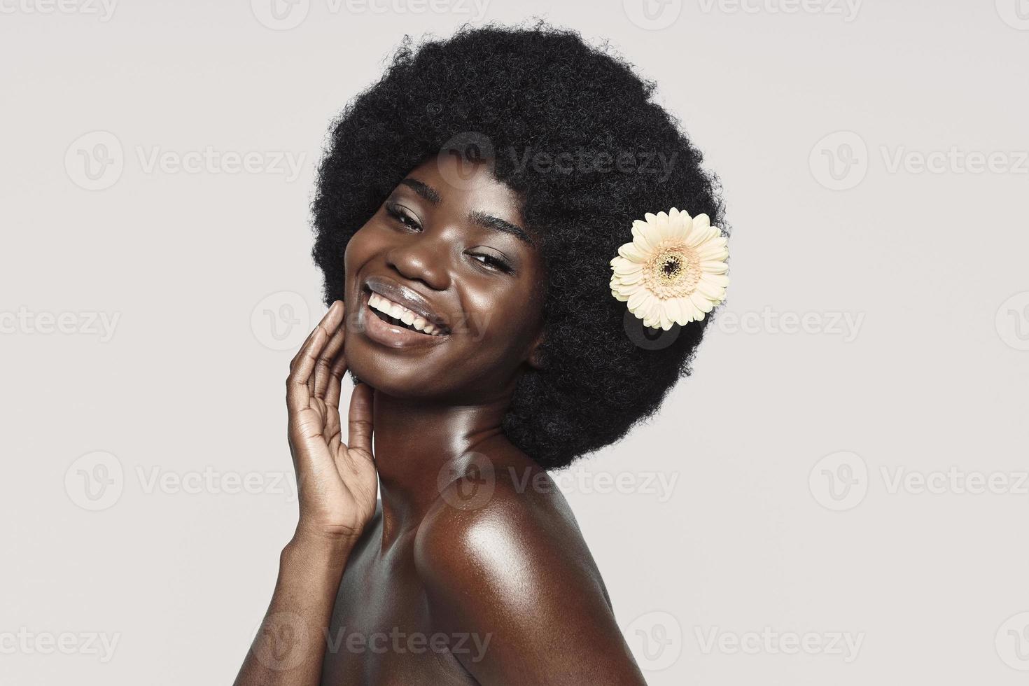 retrato de una hermosa joven africana mirando a la cámara y sonriendo foto