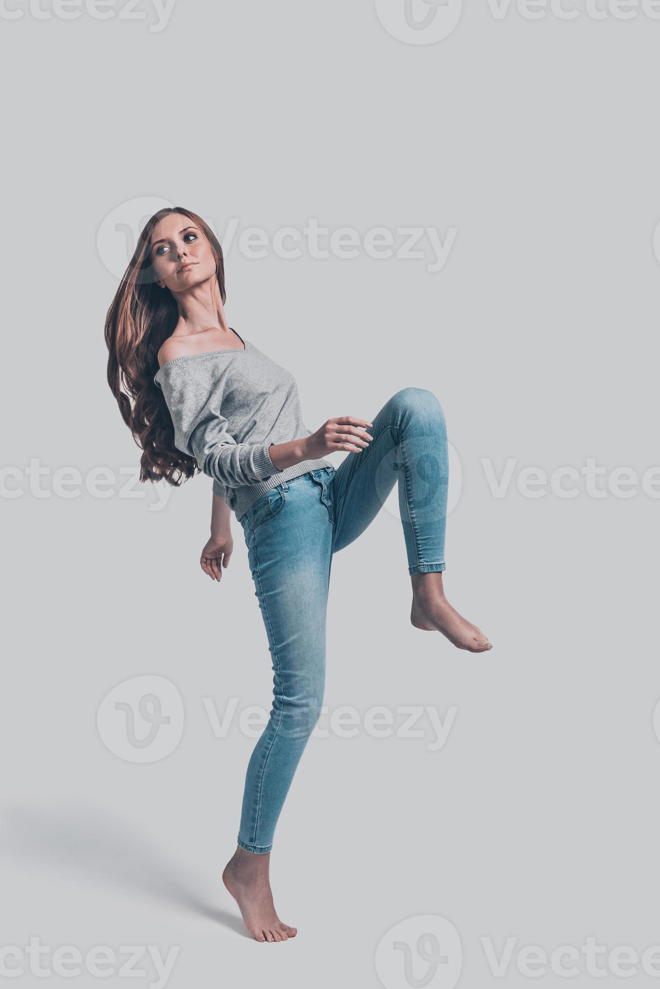 Lifestyle portrait of fitness pretty young woman wearing grey