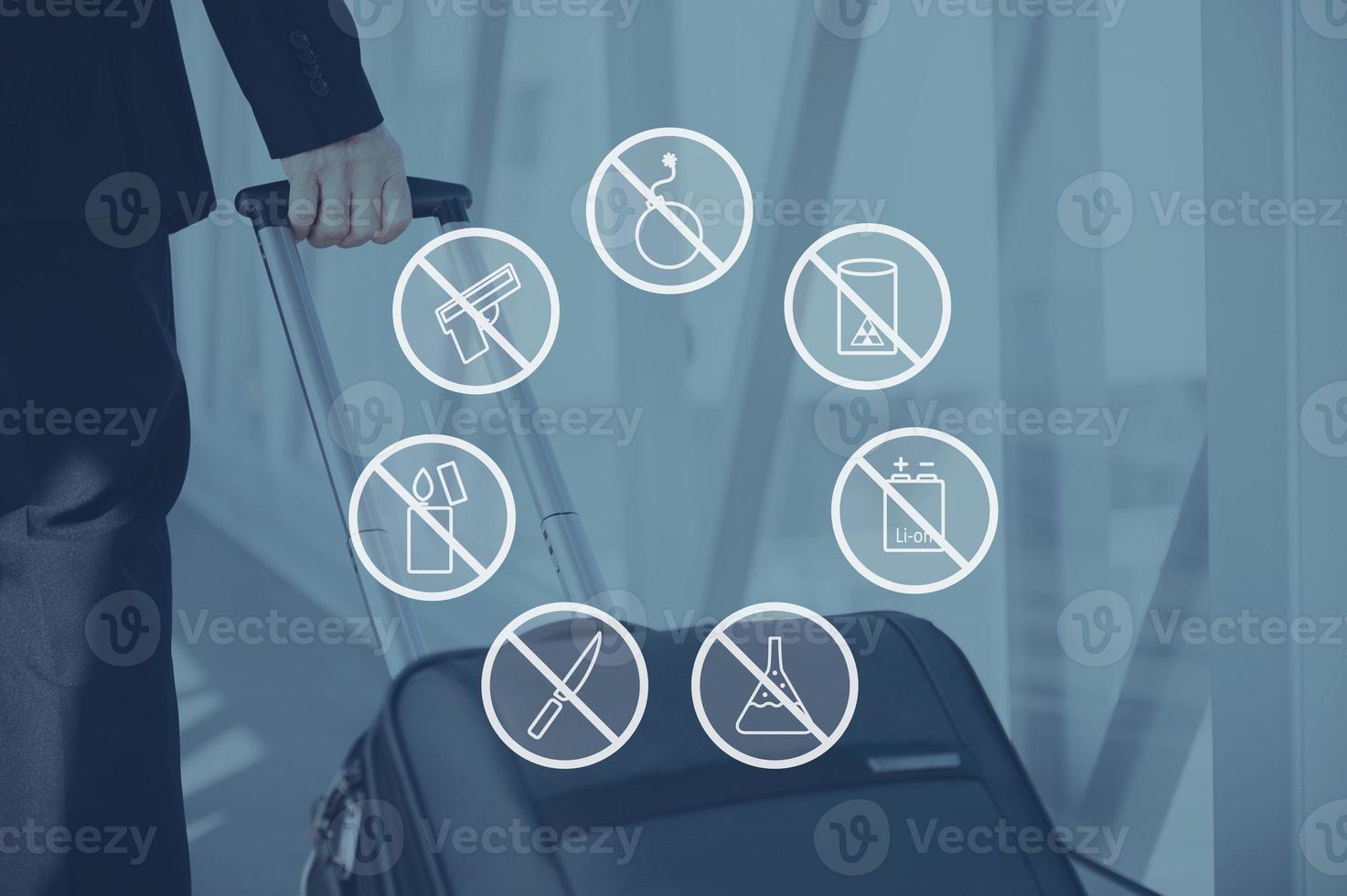 advertencias de seguridad. icono compuesto digitalmente sobre una foto de un hombre de negocios tirando de su maleta en el aeropuerto