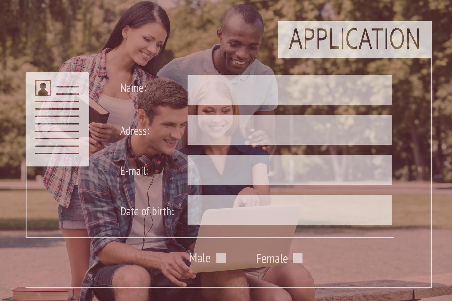 formulario de aplicación. imagen de cuatro alegres estudiantes sentados y de pie al aire libre con un formulario de solicitud compuesto digitalmente sobre él foto