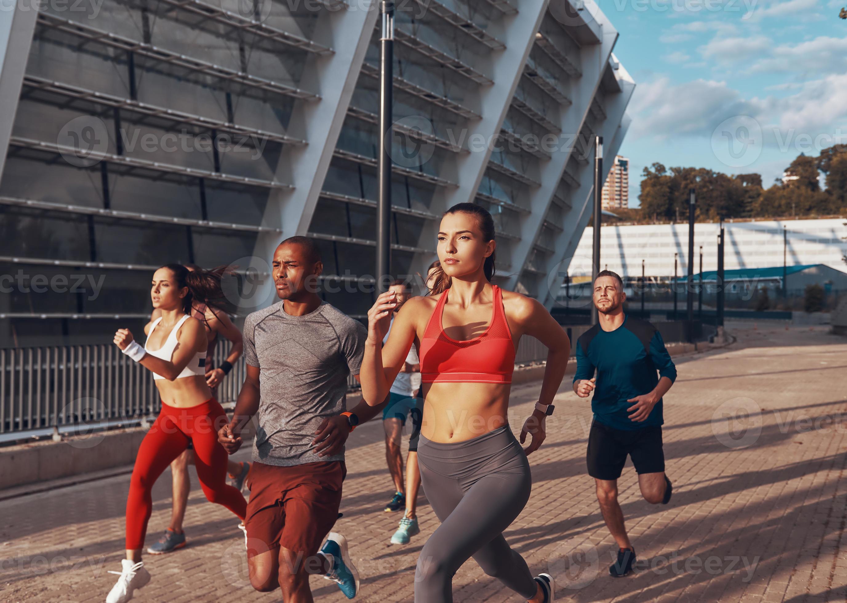 grupo de personas con ropa deportiva trotando mientras hacen