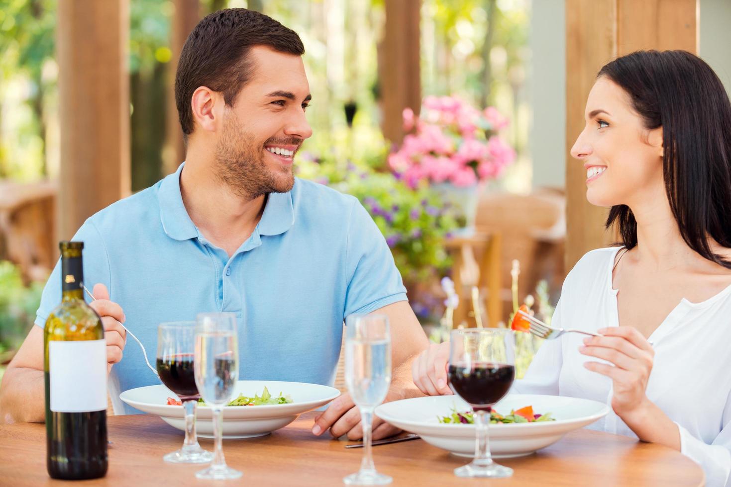 pareja en restaurante. hermosa joven pareja amorosa relajándose juntos en un restaurante al aire libre foto