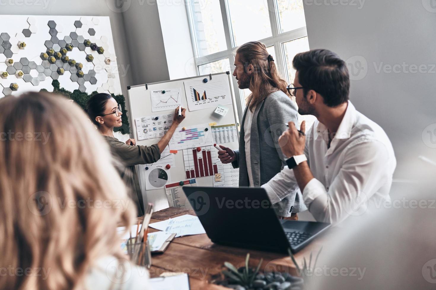 equipo de innovadores. hombre y mujer jóvenes modernos que realizan una presentación de negocios mientras trabajan en la oficina foto