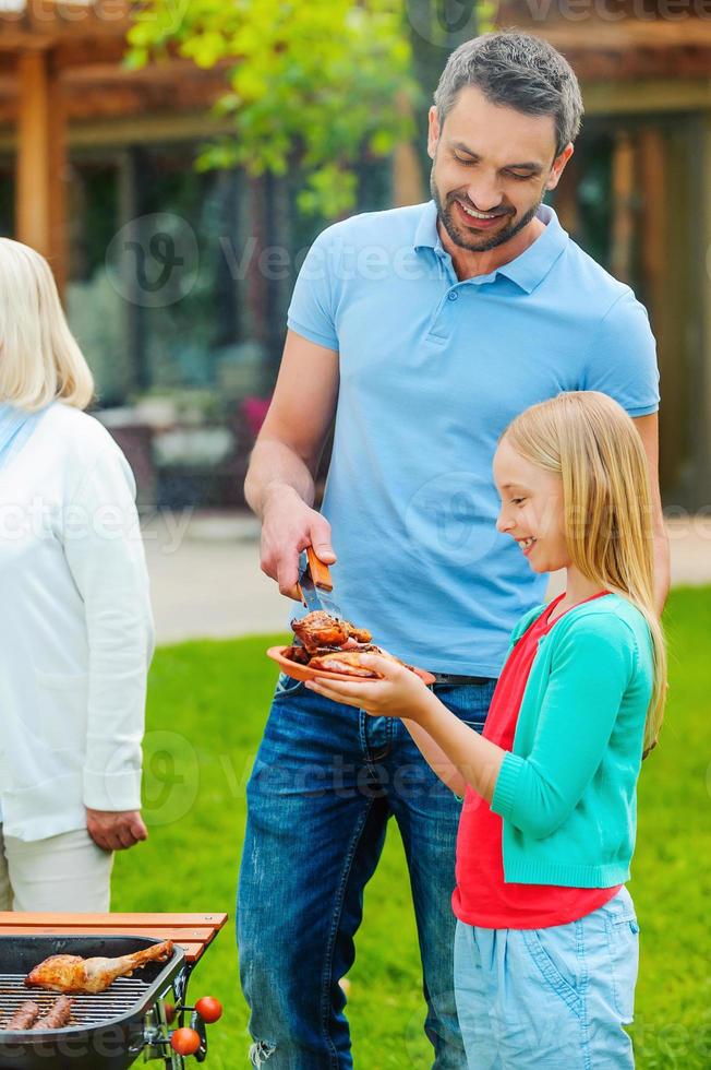 quiero una familia más feliz de cinco personas asando carne a la parrilla en el patio trasero foto