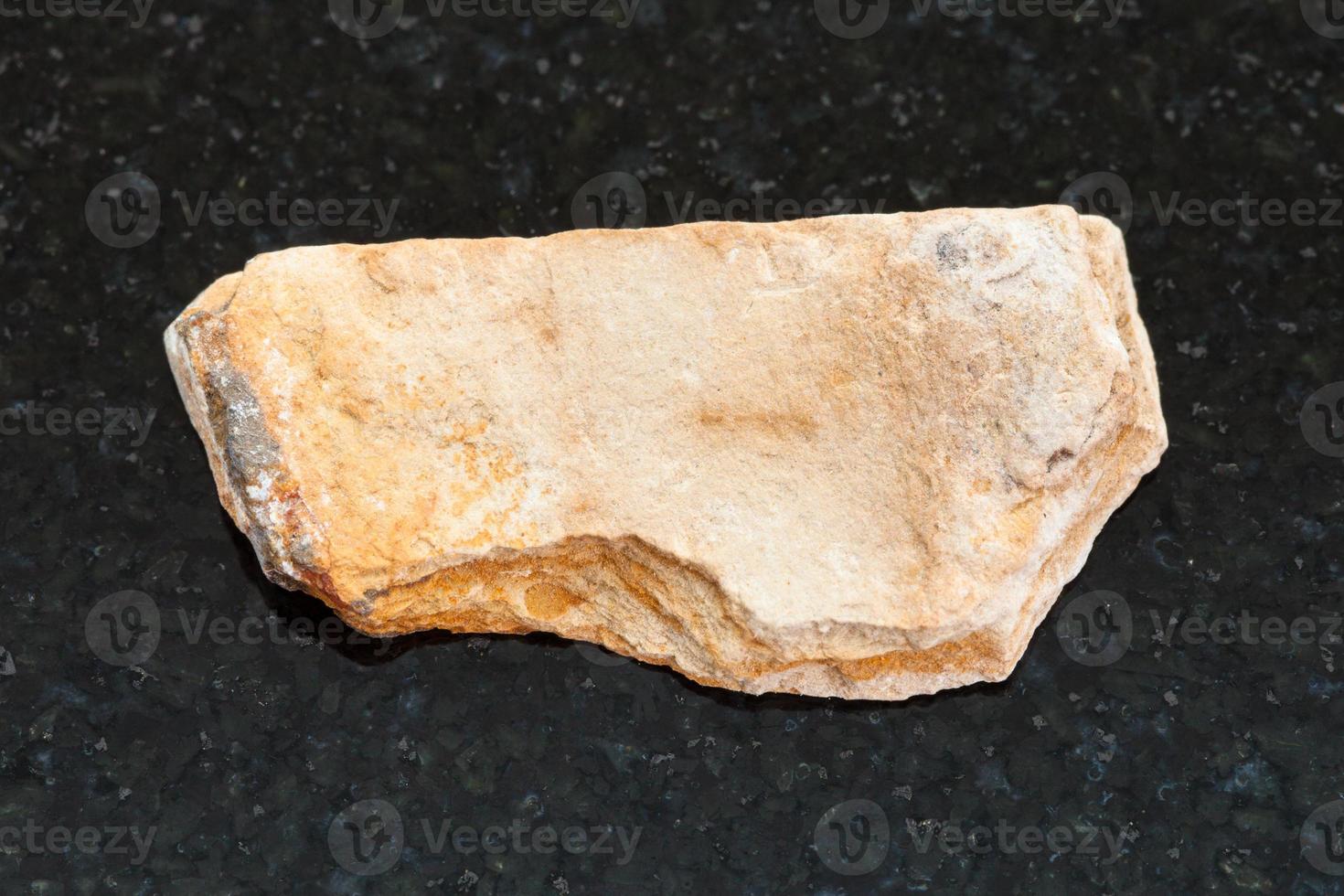 piedra de esquisto en bruto sobre fondo oscuro foto