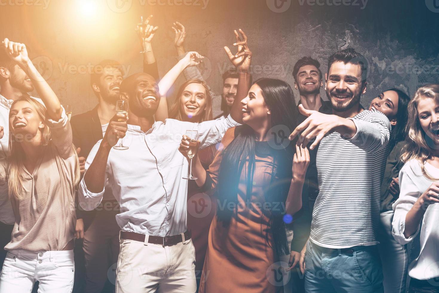 solo baile grupo de hermosos jóvenes bailando juntos y luciendo felices foto