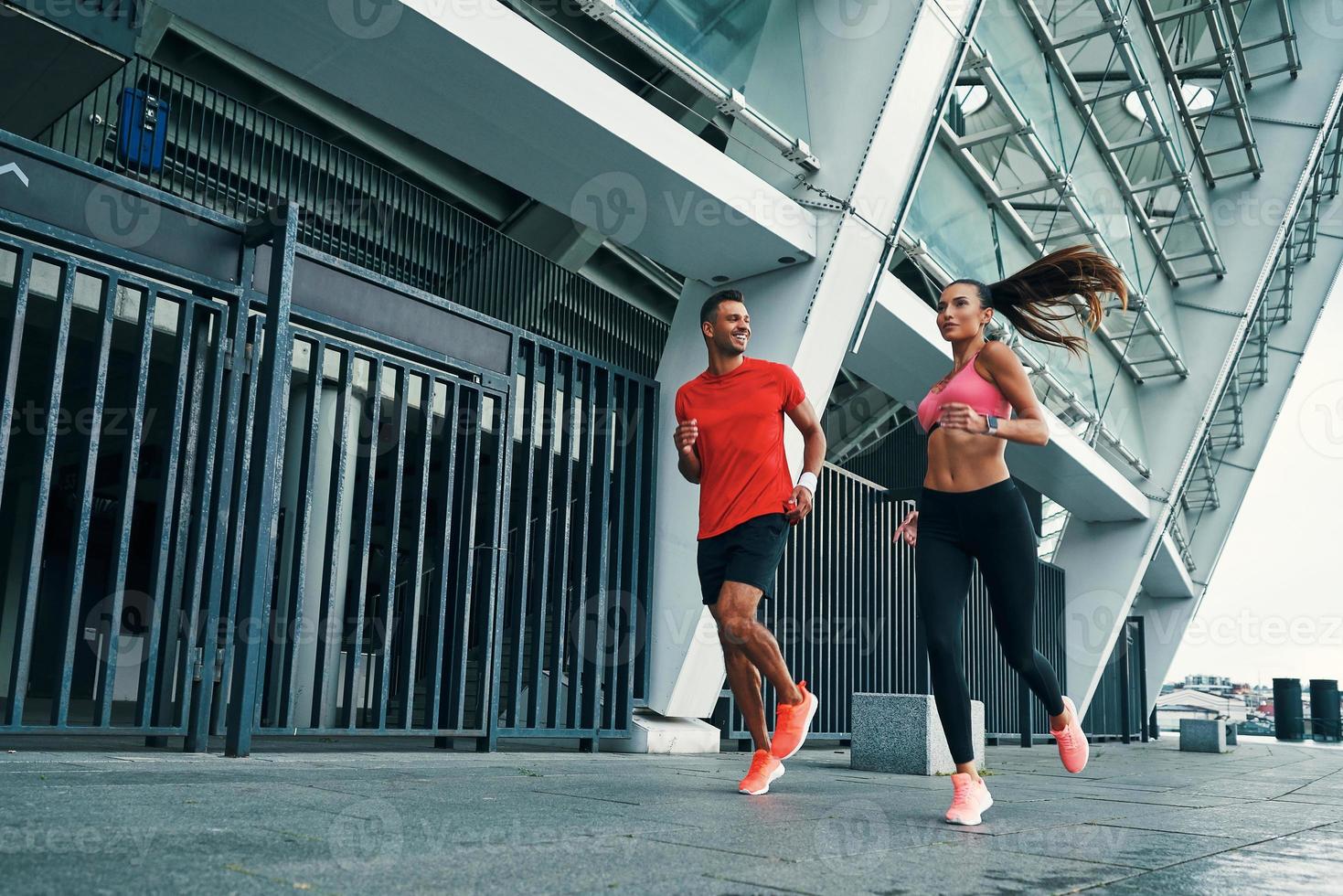 grupo de personas con ropa deportiva trotando mientras hacen