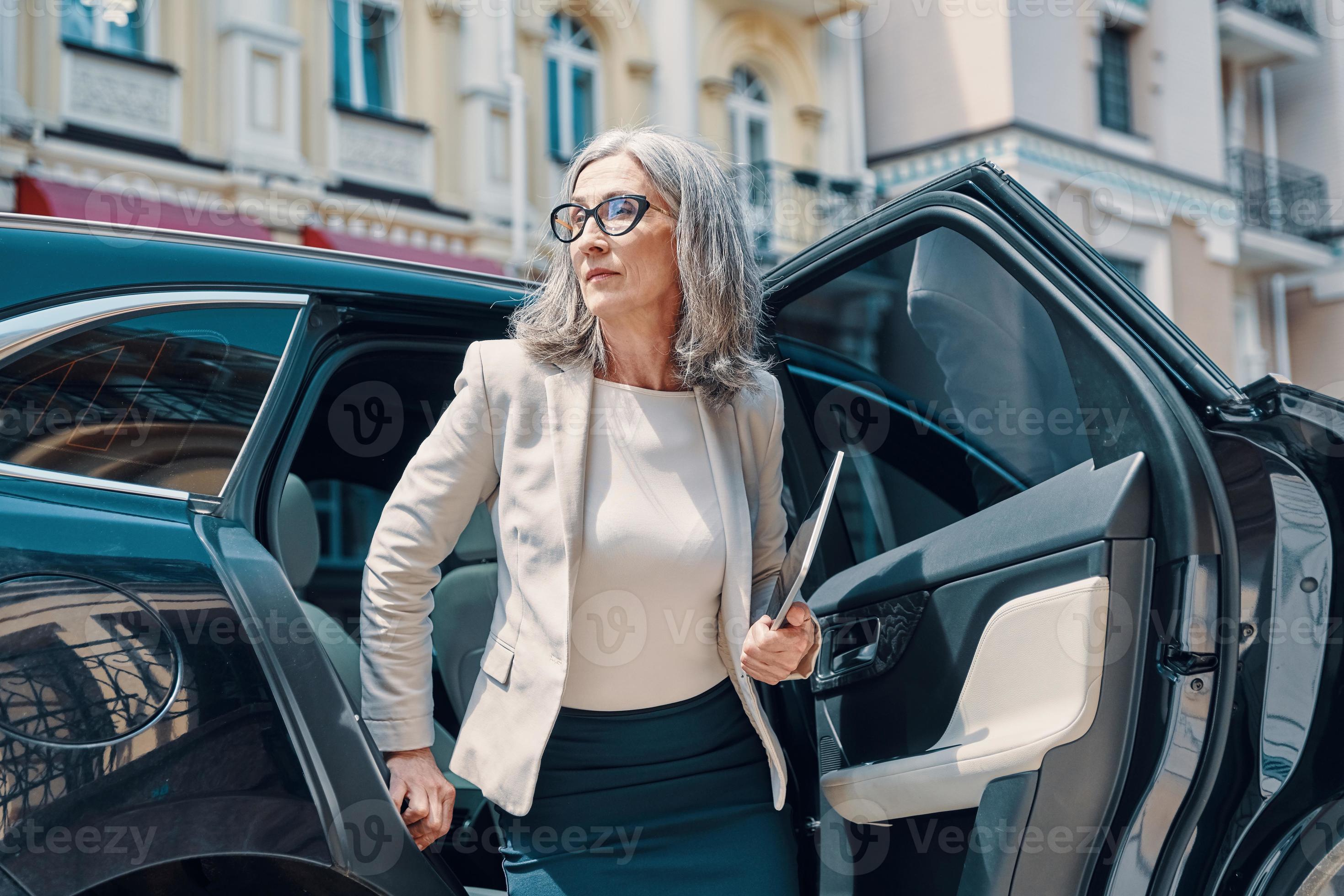 Mirando hacia otro lado hermosa dama en ropa elegante belleza femenina y  jefe de moda mujer