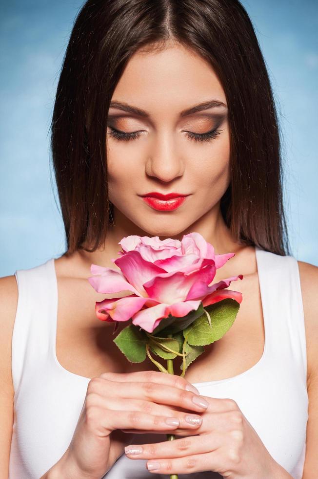 rosa. primer plano, de, un, mujer joven, oler, flor foto