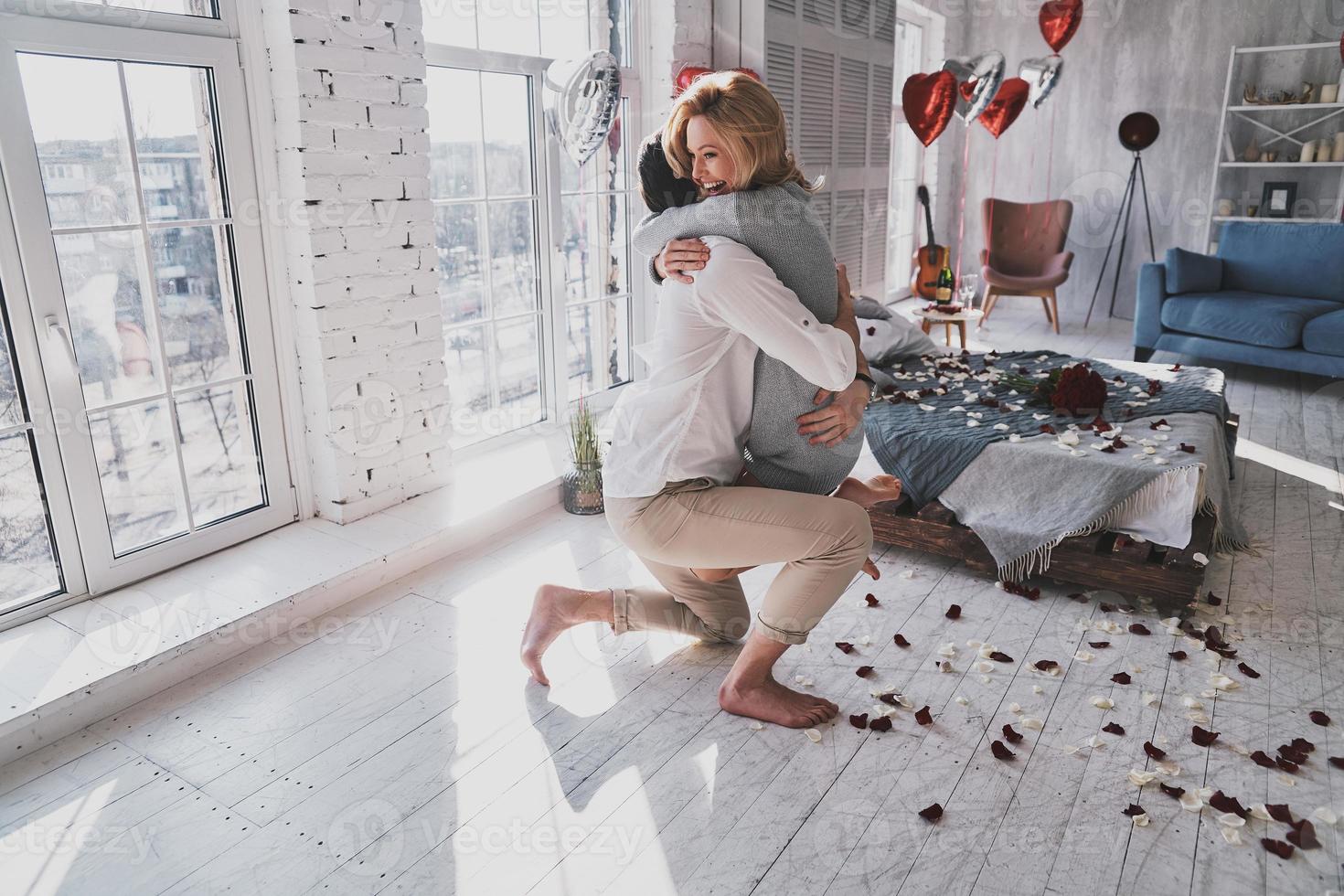 pareja celebrando el dia de san valentin foto