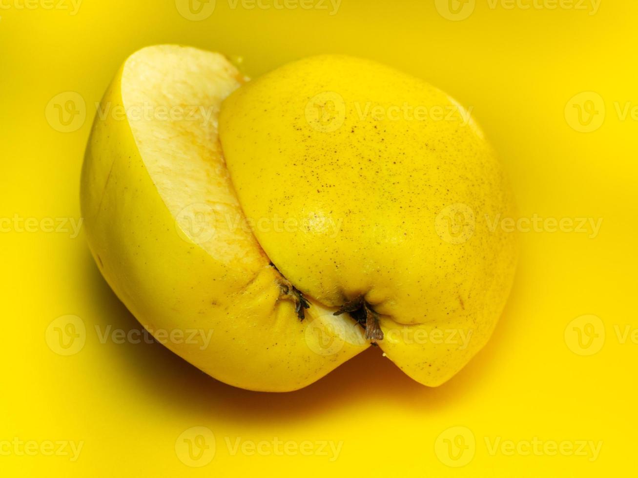 membrillo jugoso. fruta sobre un fondo amarillo. producto útil maduro. foto