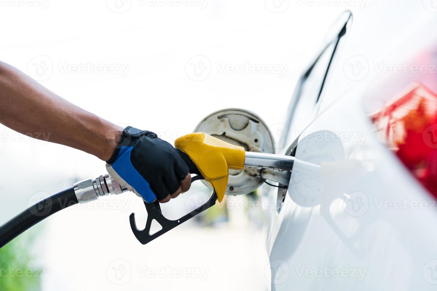 coche de llenado con combustible de gas en la bomba de la estación foto