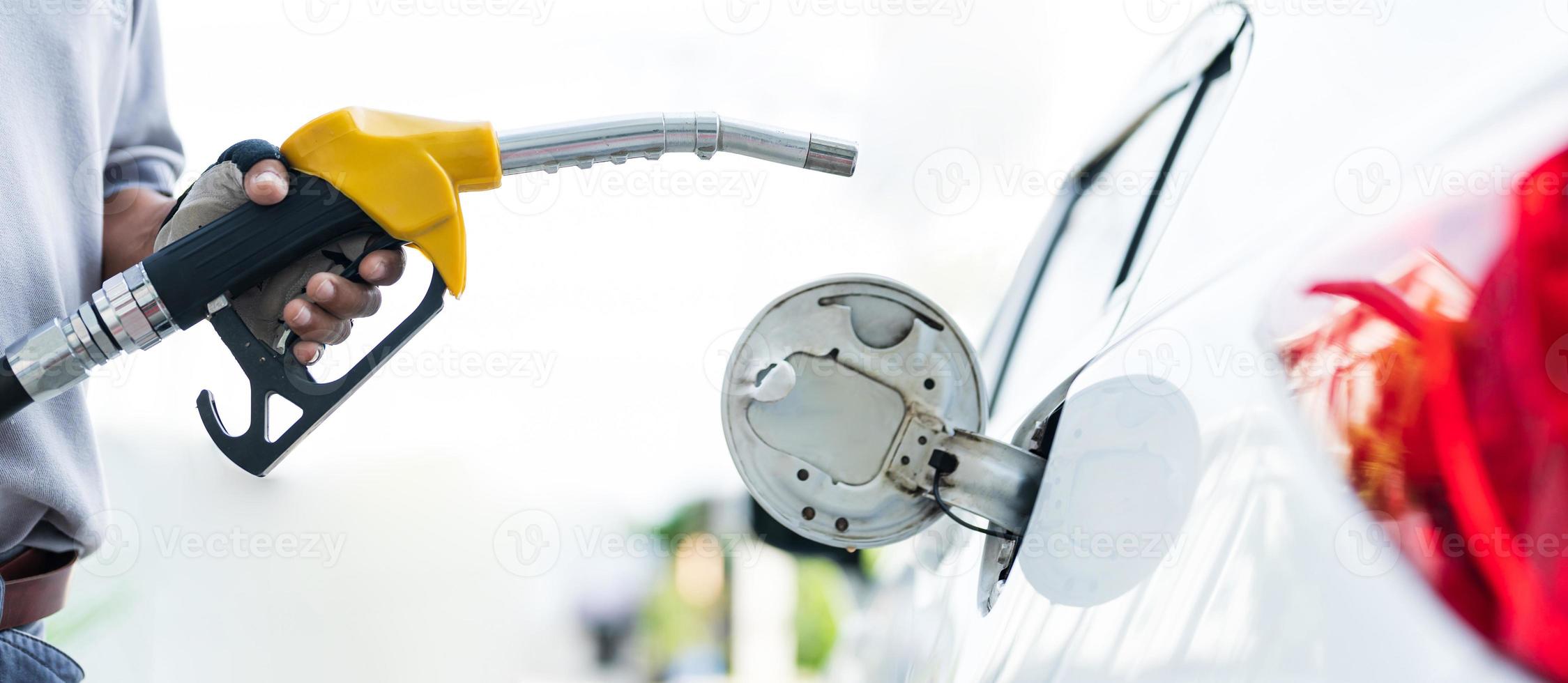 coche de llenado con combustible de gas en la bomba de la estación foto