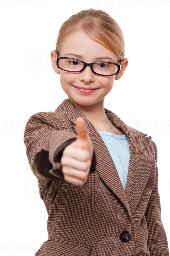 buen trabajo niña alegre en ropa formal estirando la mano con el pulgar  hacia arriba mientras está de pie aislado en blanco 13568996 Foto de stock  en Vecteezy