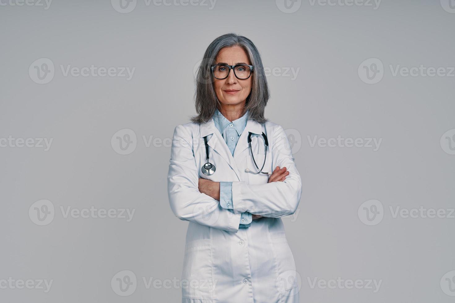 hermosa doctora madura mirando a la cámara y sonriendo foto