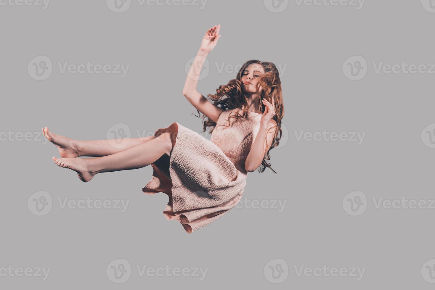 flotando en el aire. foto de estudio de una joven atractiva flotando en el aire