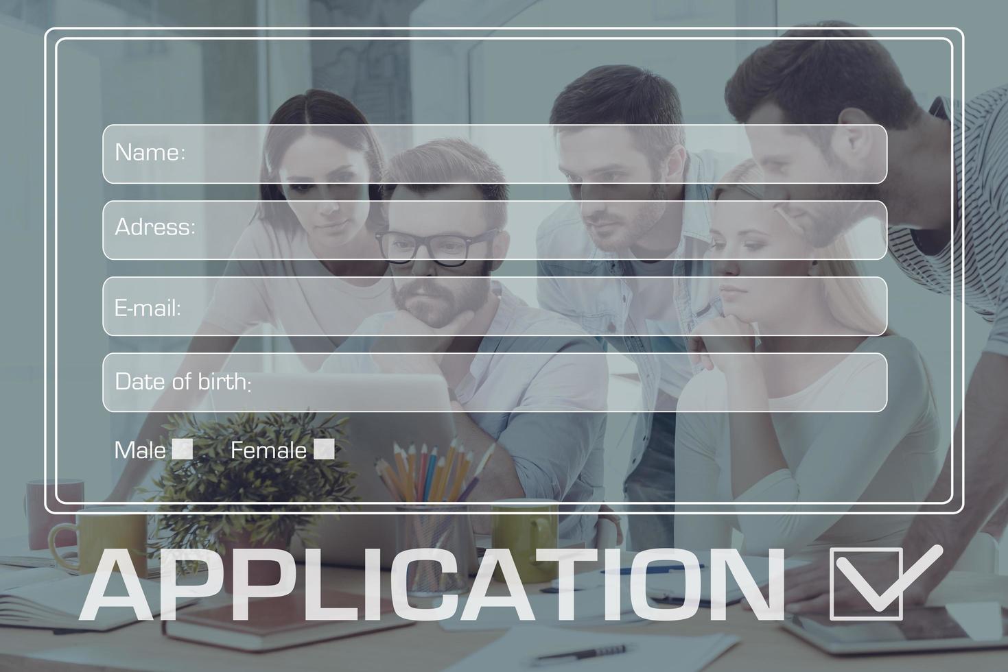 formulario de aplicación. imagen de cinco personas de negocios mirando la computadora portátil junto con un formulario de solicitud compuesto digitalmente sobre ella foto