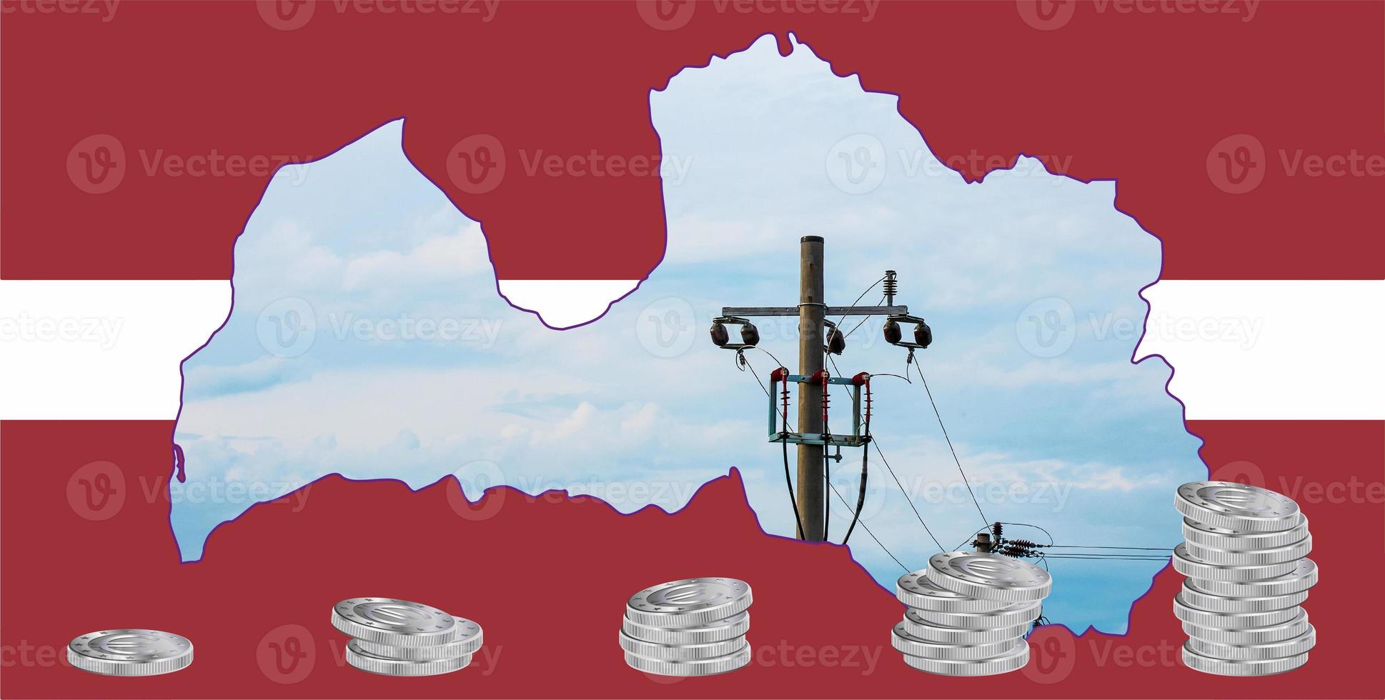 esquema del mapa de letonia con la imagen de la bandera nacional. tapa de alcantarilla del sistema de gasoductos dentro del mapa. pilas de monedas de euro. collage. crisis de energía. foto