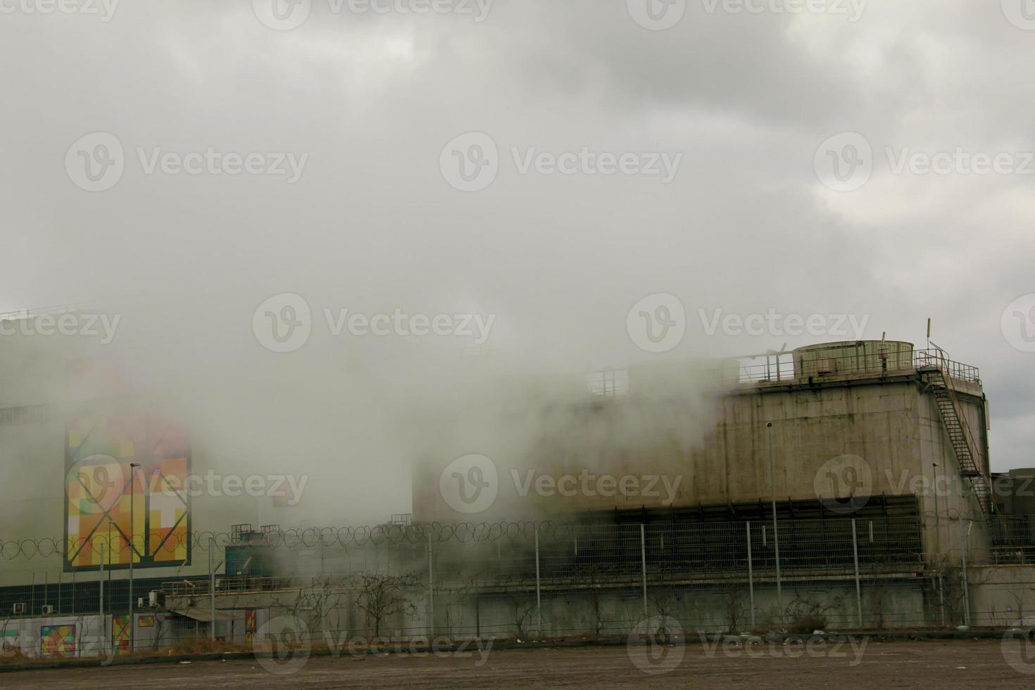 desastre ambiental. emisiones nocivas al medio ambiente. humo y smog. contaminación de la atmósfera por la fábrica. foto