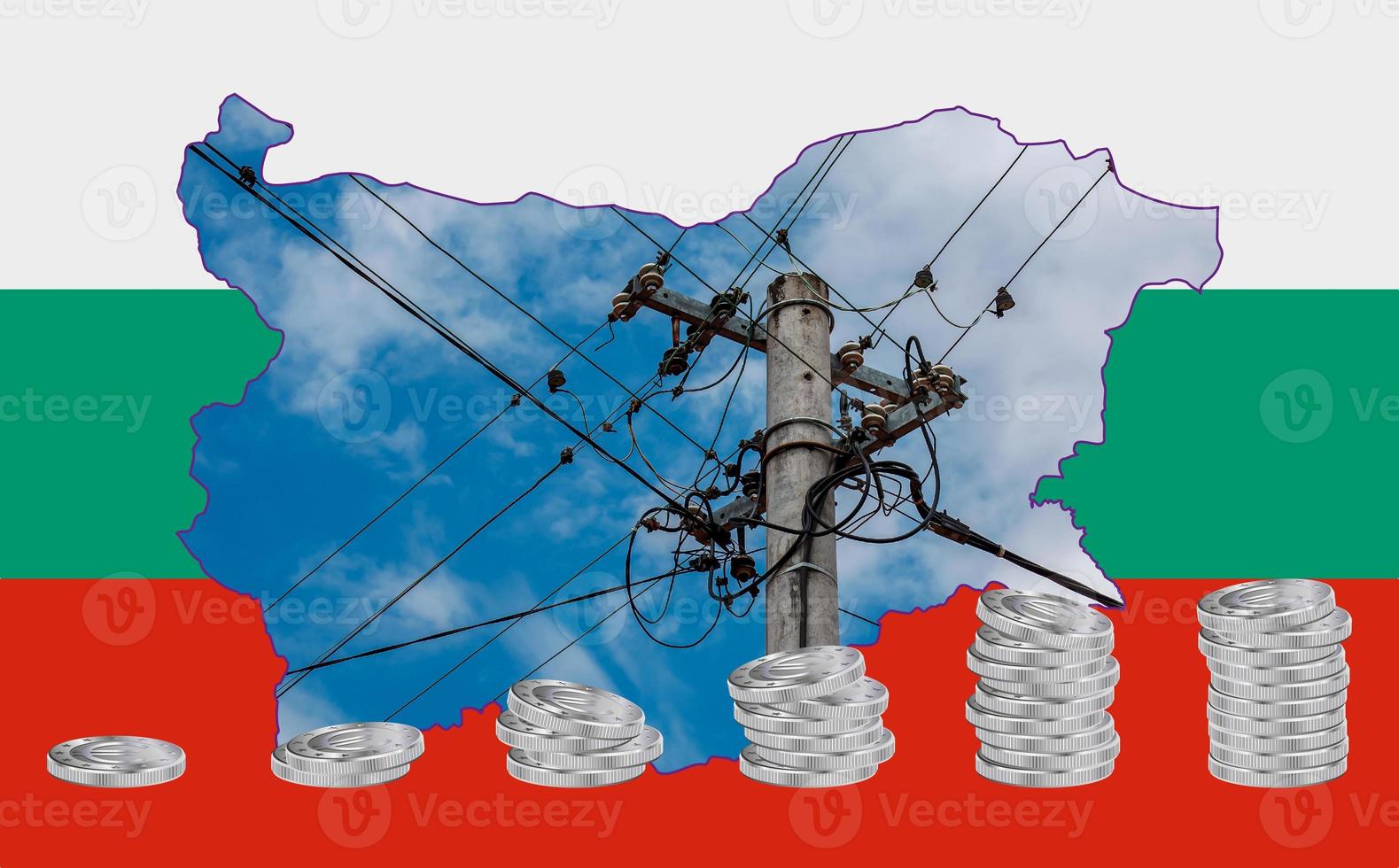 esquema del mapa de bulgaria con la imagen de la bandera nacional. línea eléctrica dentro del mapa. pilas de monedas de euro. collage. crisis de energía. foto