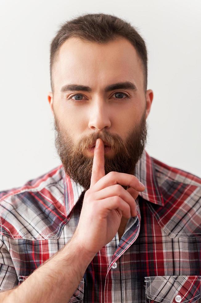 guarde silencio. retrato, de, guapo, joven, barbado, hombre, elaboración, prominencia, señal foto