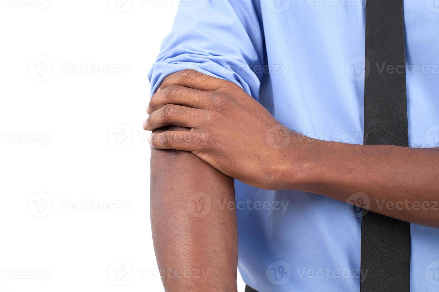 Listo para trabajar. primer plano de hombre negro con camisa y corbata ajustando sus mangas mientras está aislado en gris foto