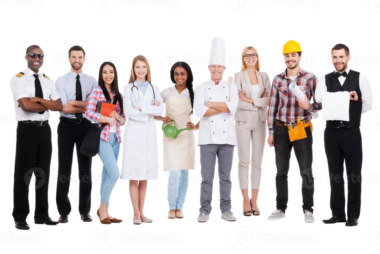 elige tu profesión. grupo de personas diversas en diferentes ocupaciones de pie cerca unos de otros y contra fondo blanco y sonriendo foto