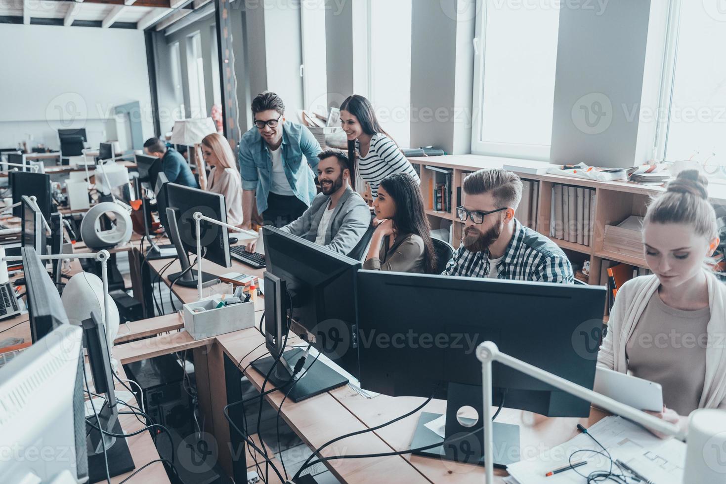 El mejor equipo de todos. grupo de jóvenes empresarios con ropa informal inteligente que trabajan juntos en una oficina creativa foto