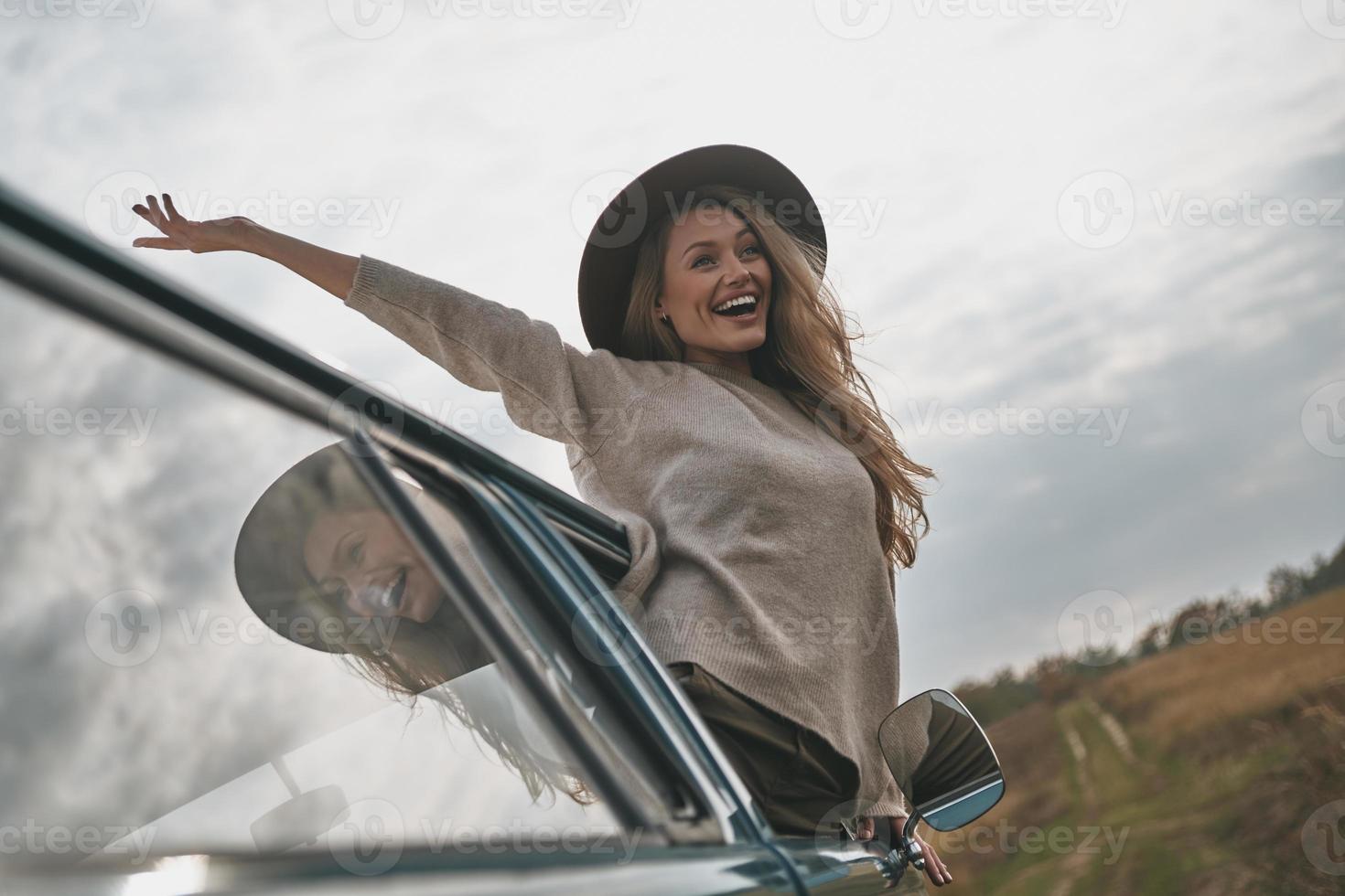 mujer en furgoneta foto