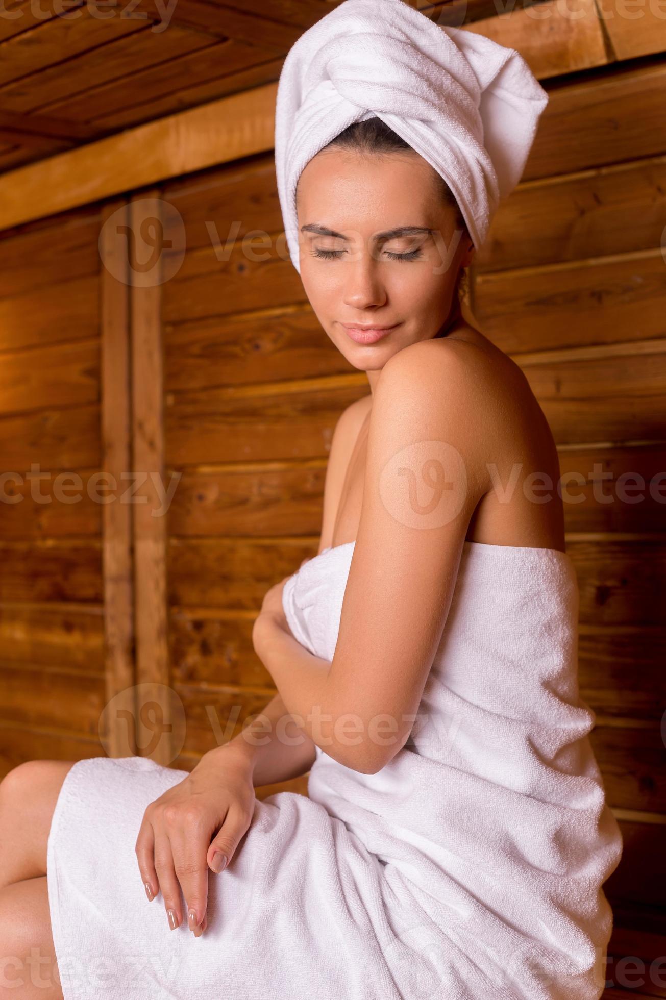 https://static.vecteezy.com/system/resources/previews/013/581/940/large_2x/beauty-in-sauna-beautiful-young-woman-wrapped-in-towel-relaxing-in-sauna-and-keeping-eyes-closed-photo.JPG
