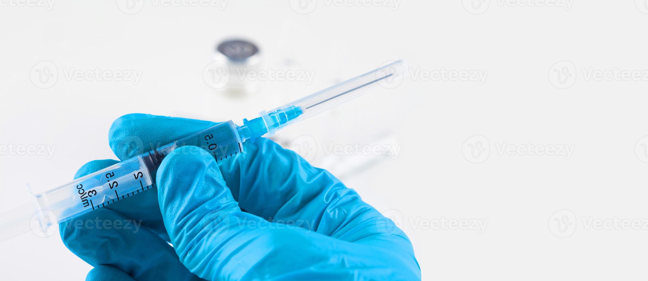 médico sosteniendo una viola con vacuna contra el virus de la corona. foto