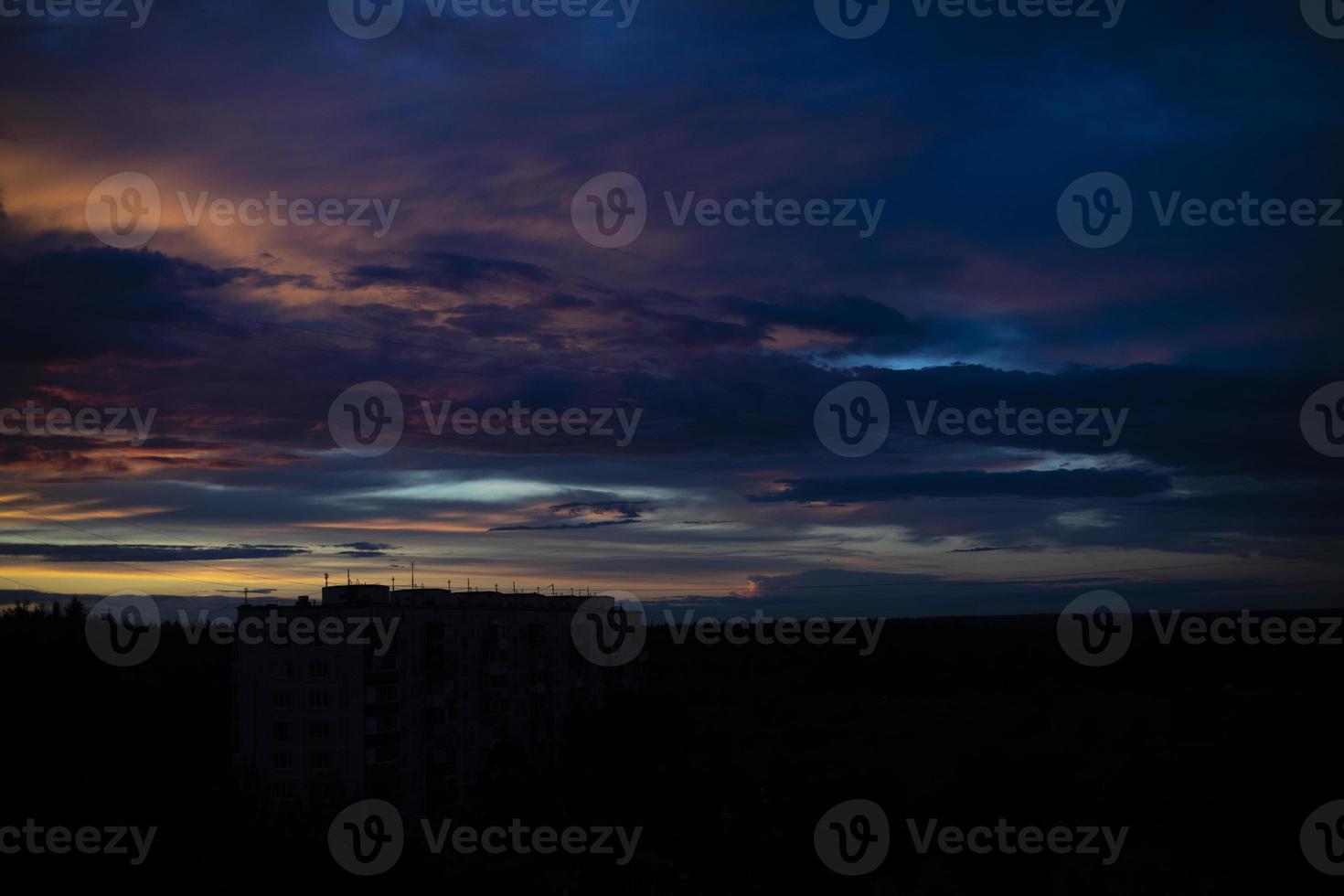 cielo de la tarde hermoso cielo al atardecer. nubes moradas. foto