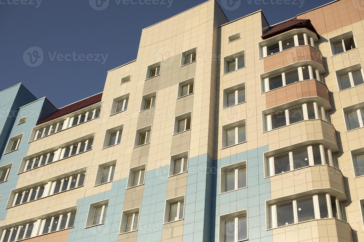 el edificio está en construcción. nueva casa en la ciudad. Ventanas en edificio residencial. foto