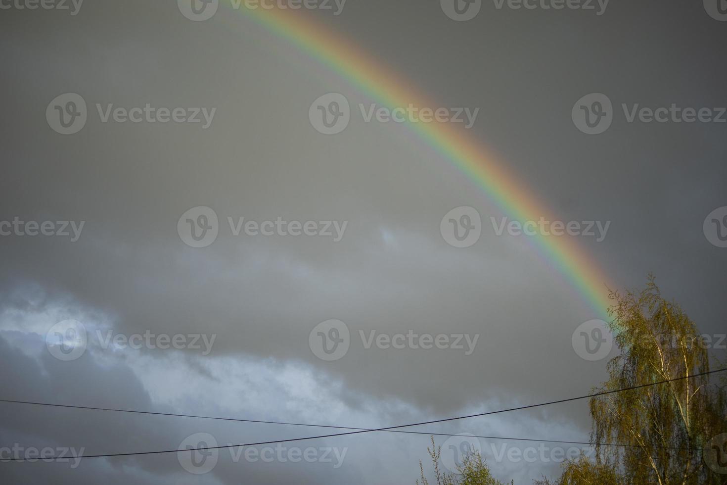 arcoiris en el cielo. hermoso clima. descomposición de la luz en colores. foto