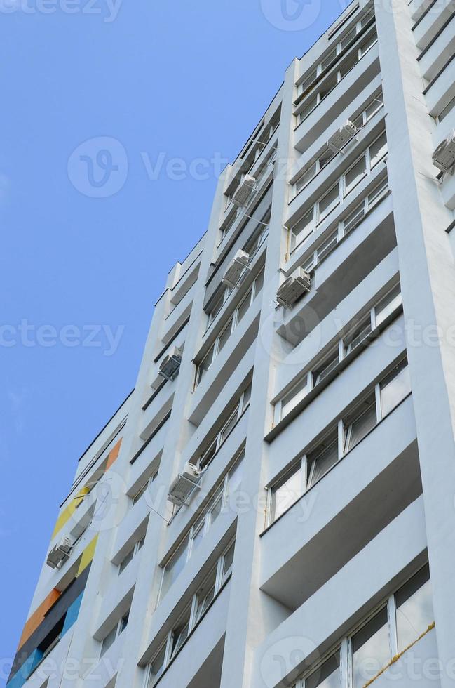 nuevo edificio residencial de varios pisos y cielo azul foto