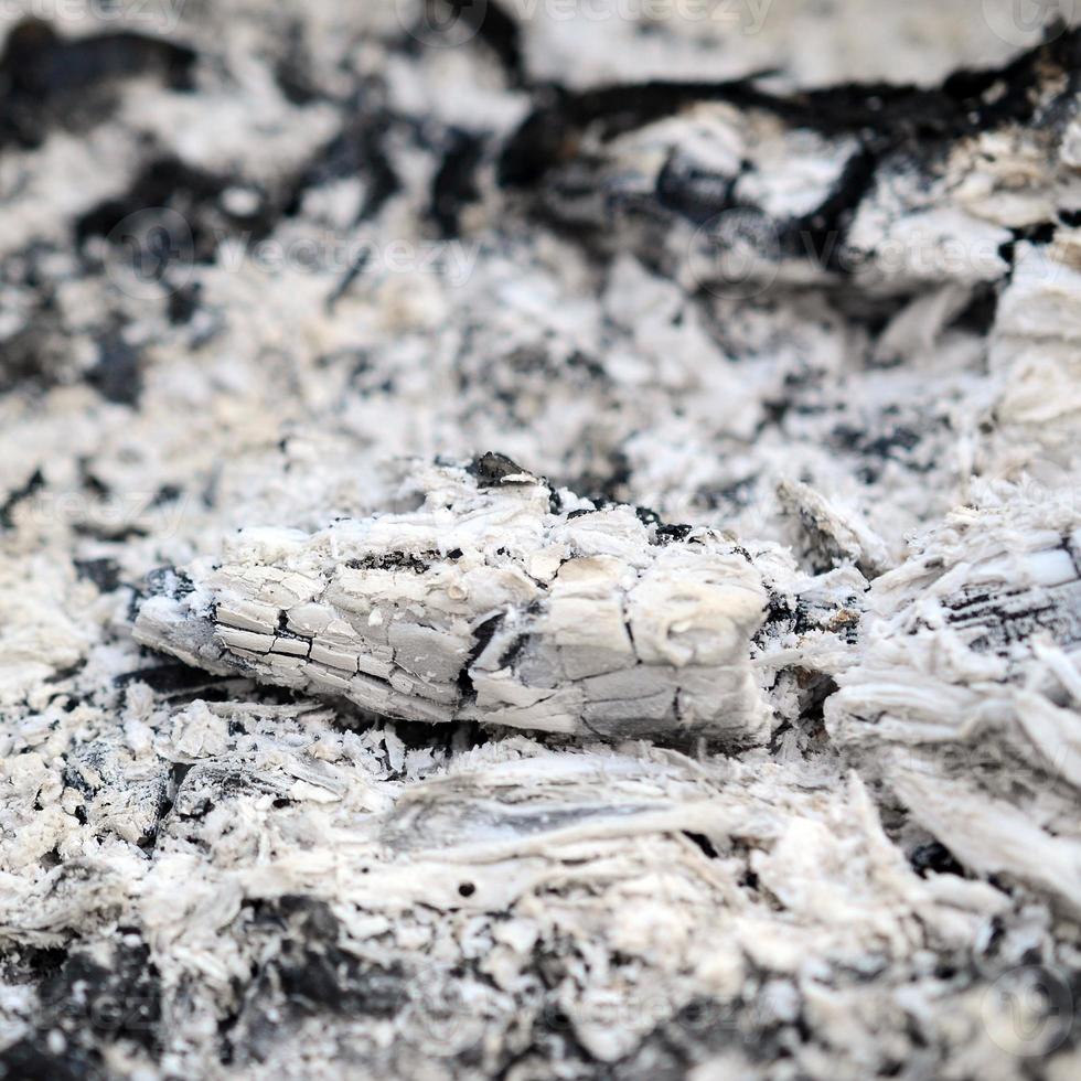 montón de cenizas después de que el fuego se apagó textura de fondo grunge foto