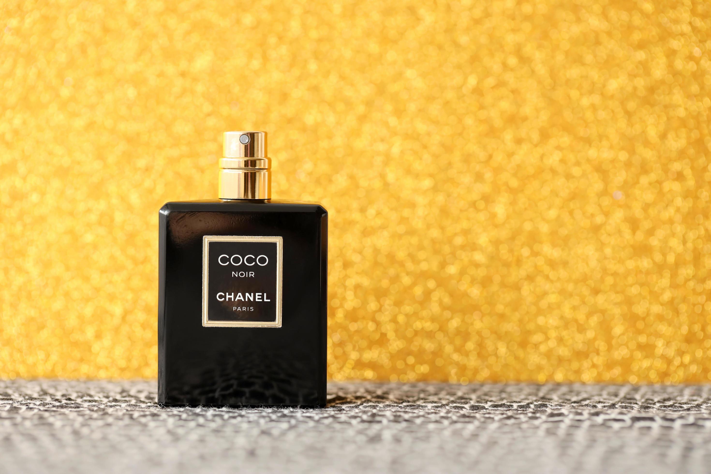 TERNOPIL, UKRAINE - SEPTEMBER 2, 2022 Coco Noir Chanel Paris worldwide  famous french perfume black bottle on shiny glitter background in golden  colors 13586426 Stock Photo at Vecteezy