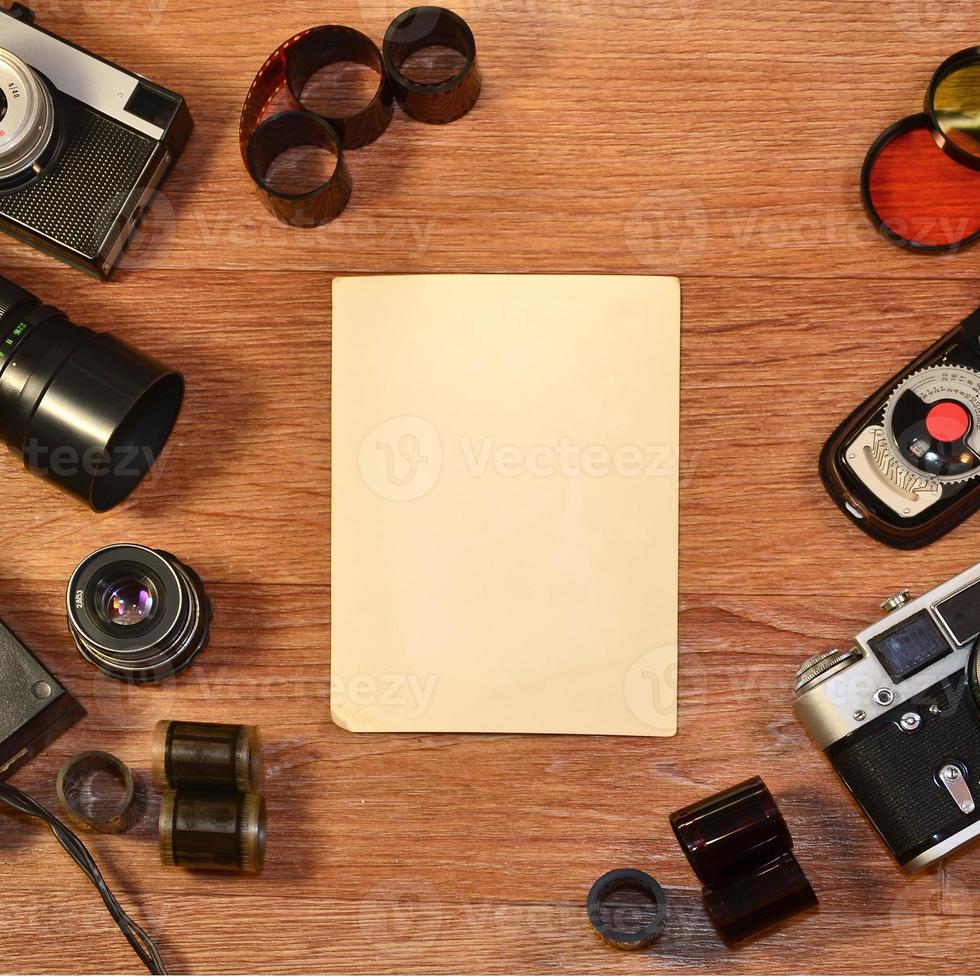 bodegón con equipo de fotografía antiguo foto