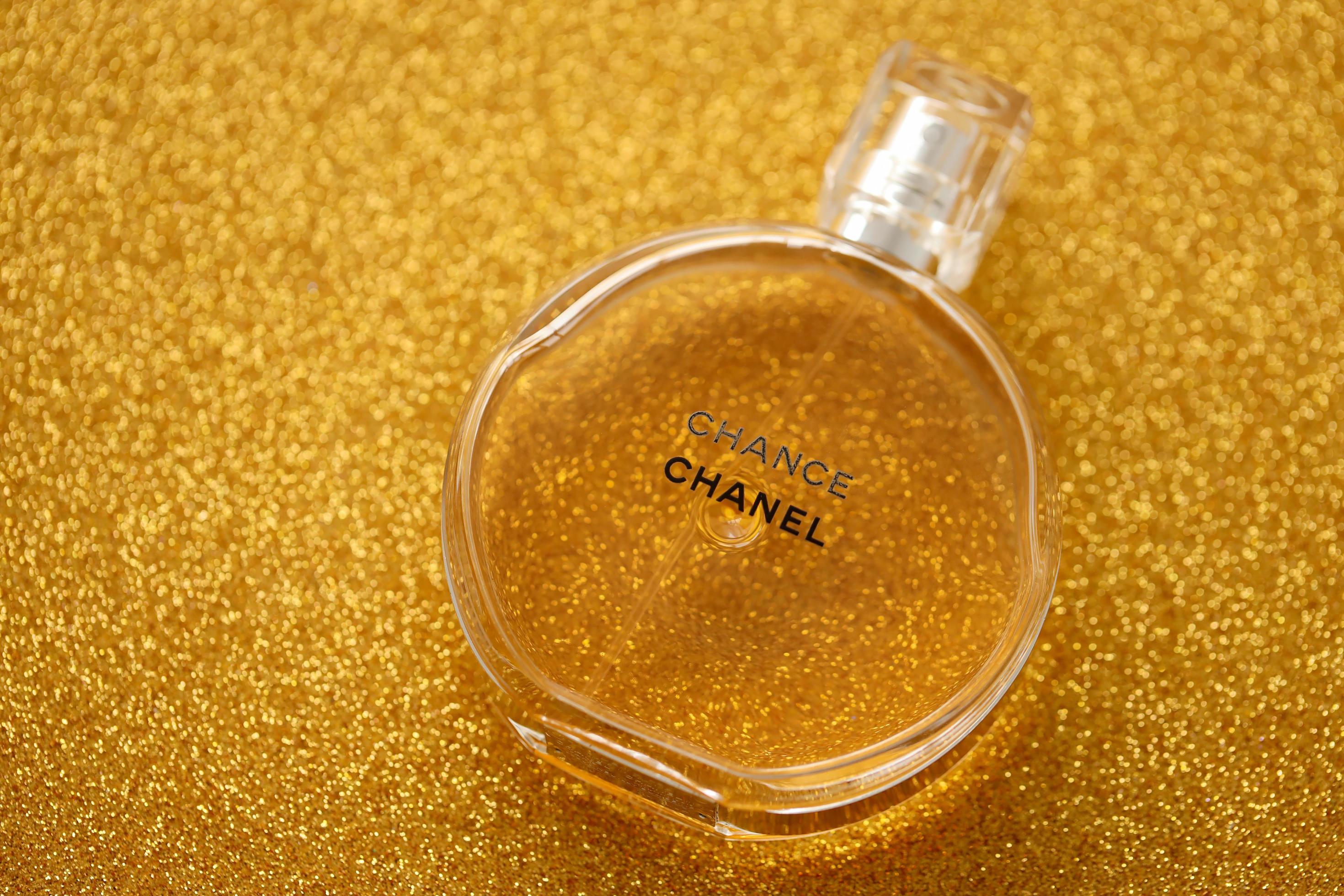 ternopil, ucrania - 2 de septiembre de 2022 chanel chance mundialmente  famosa botella de perfume francés sobre fondo brillante en colores púrpura  11628099 Foto de stock en Vecteezy