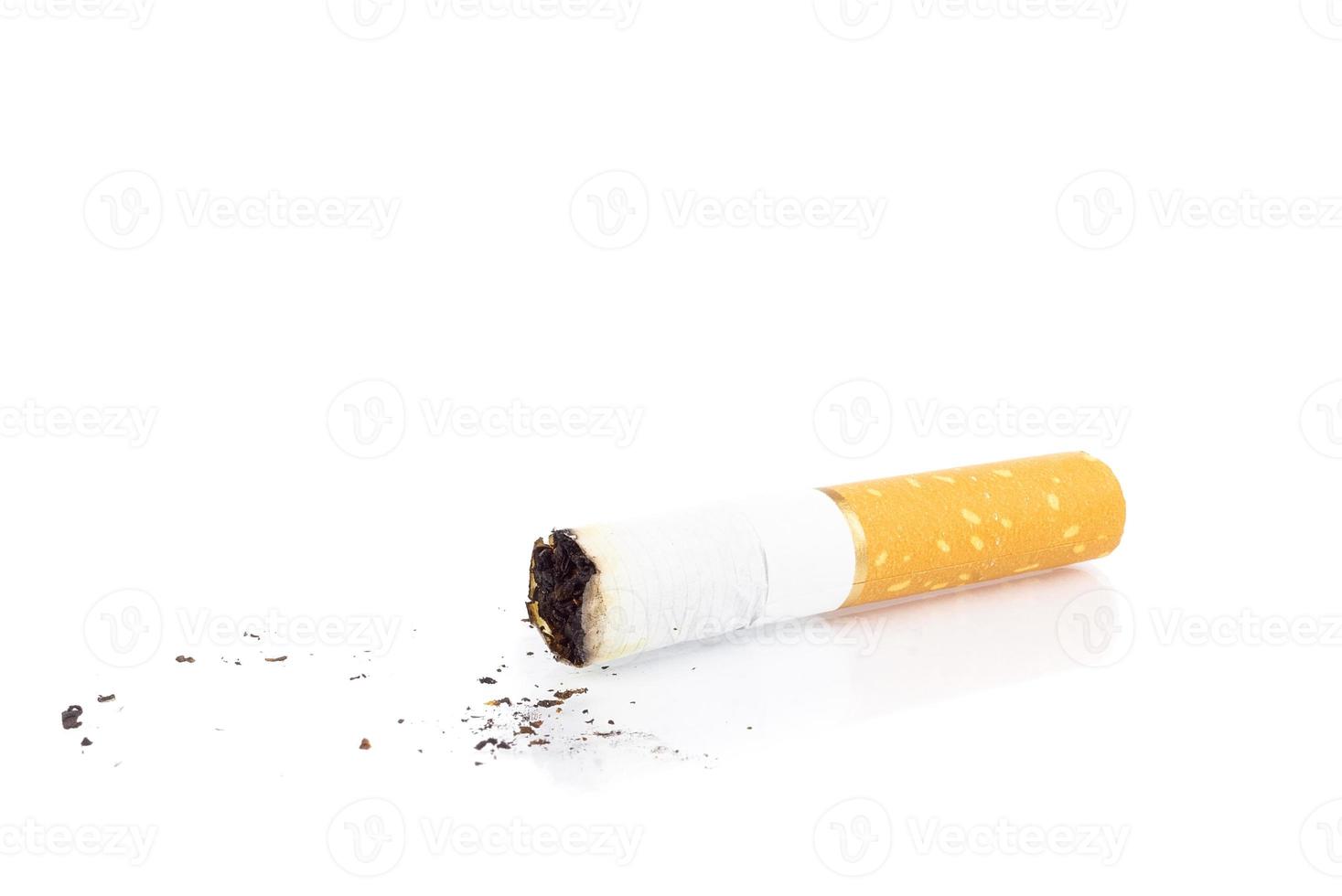 colilla de cigarrillo sobre fondo blanco foto