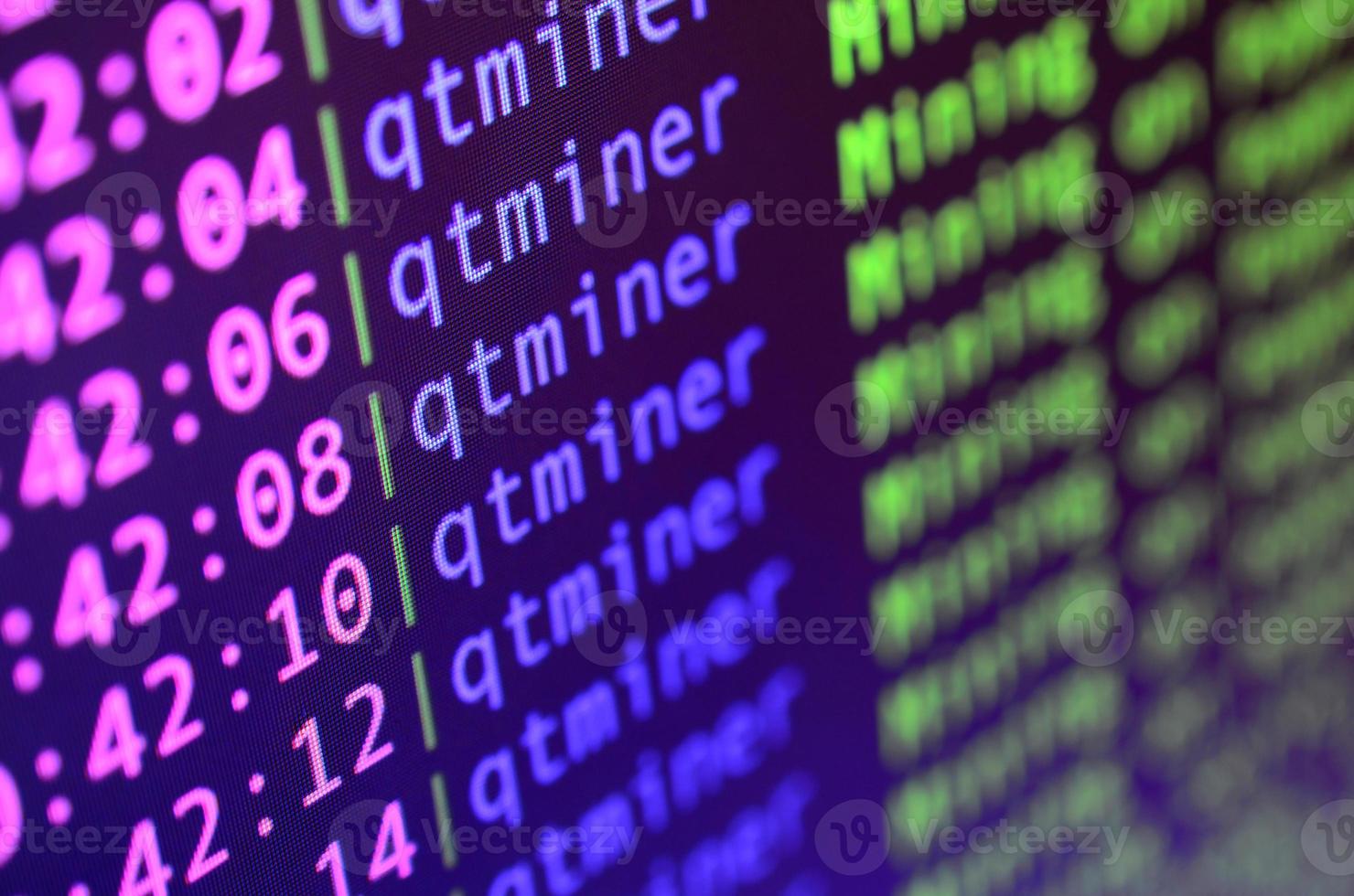 instantánea macro de la interfaz del programa para la extracción de moneda criptográfica en el monitor de una computadora de oficina. el concepto de minería de bitcoins. el flujo de cadenas de información y datos foto