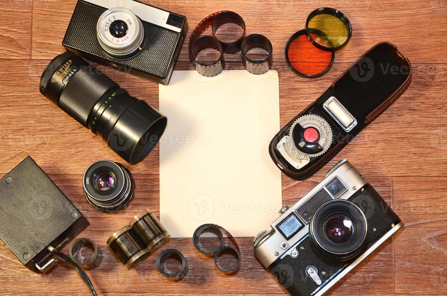 bodegón con equipo de fotografía antiguo foto