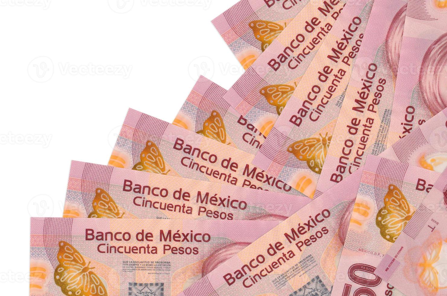 Los billetes de 50 pesos mexicanos se encuentran en diferente orden aislados en blanco. concepto de banca local o hacer dinero foto