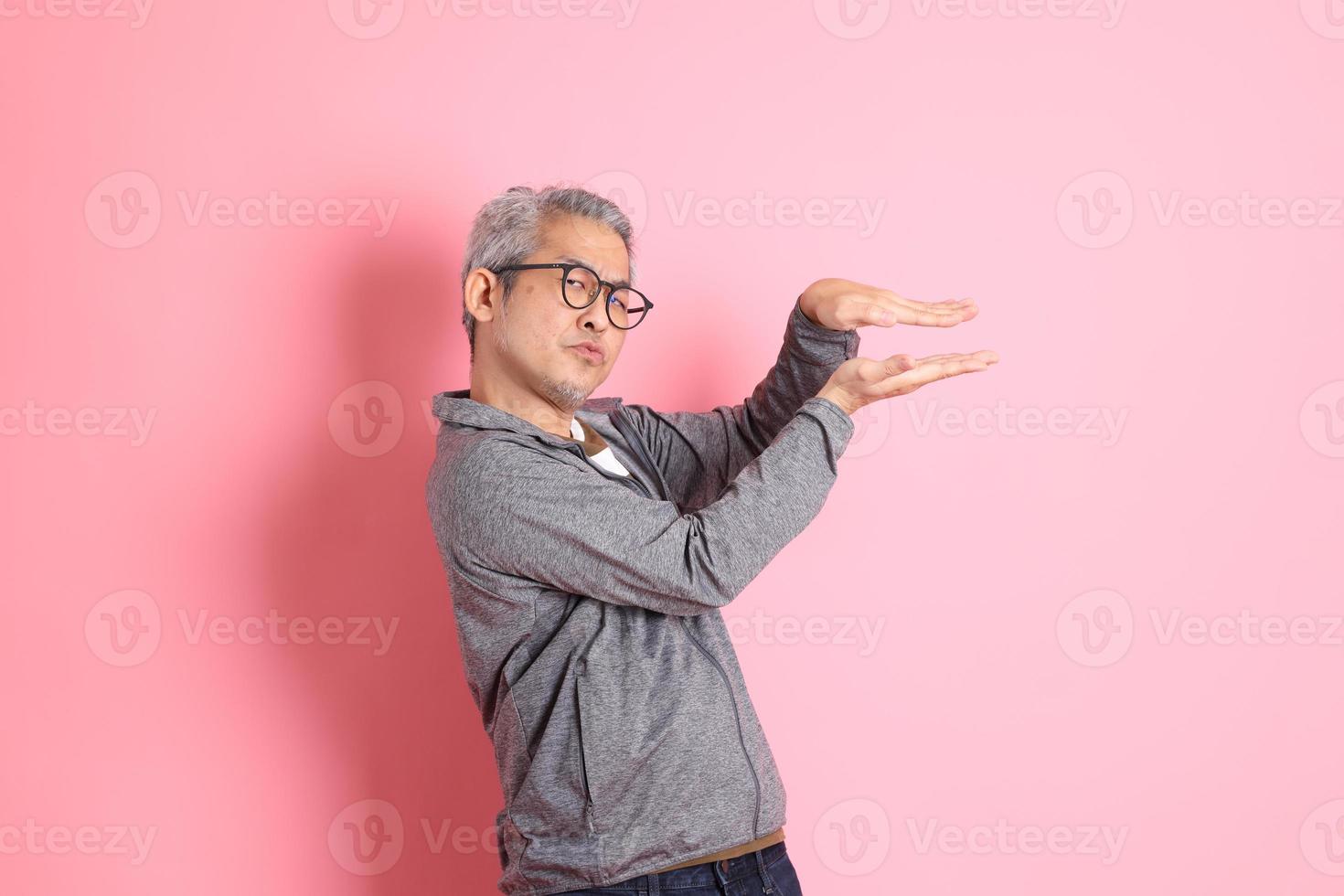 hombre asiático en rosa foto