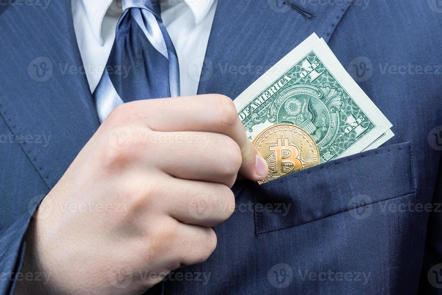 hombre dólar y el bitcoin foto