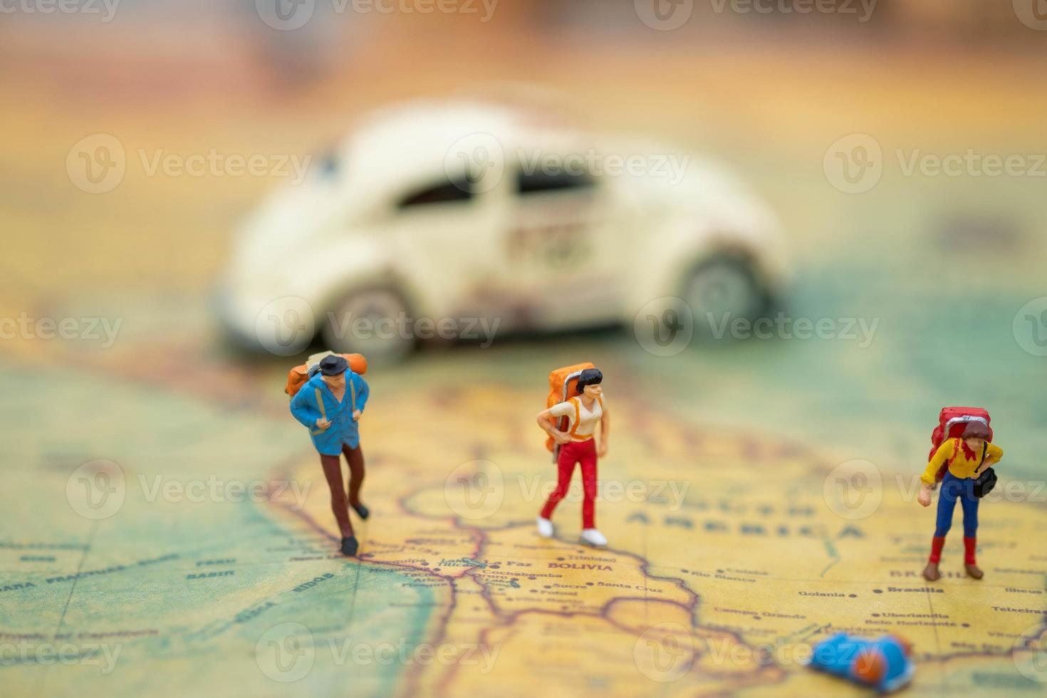 turista en miniatura caminando en el mapa como fondo de viaje o de negocios, viaje, fondo foto